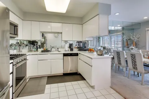 $450,000 | 654 Picardy Circle, Northbrook, IL 60062