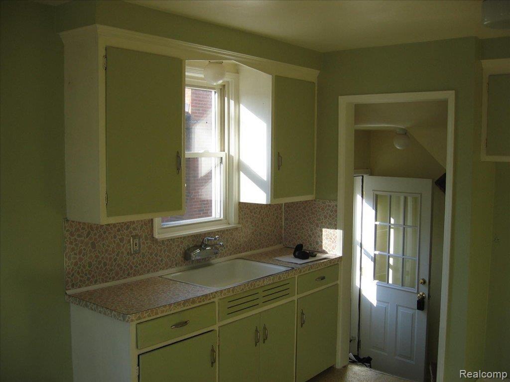 1340 Columbia Road Berkley, MI 48072 - Photo 3 of 5 IMG_3096
