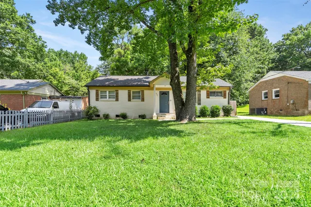 a view of a house with backyard and garden