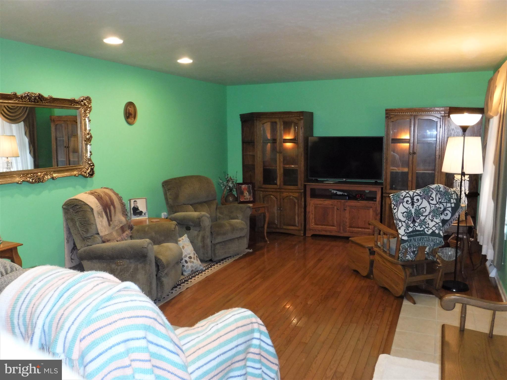 6825 Seneca Ridge Drive York, PA 17403 - Photo 3 of 19 Living Room
