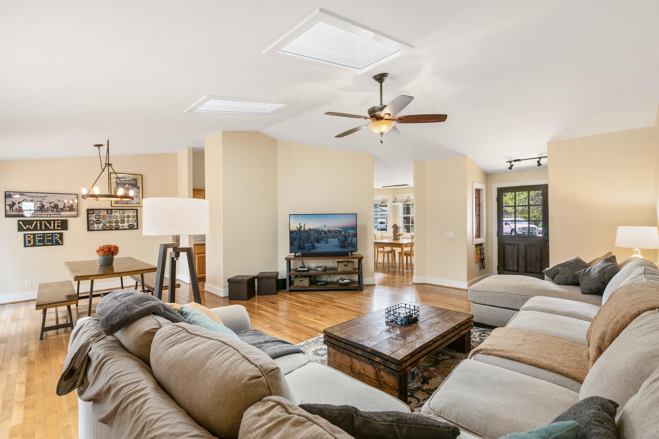 20222 Star Ridge Court Bend, OR 97703 - Photo 5 of 18 Great Room. Vaulted Ceilings & Ceiling Fan