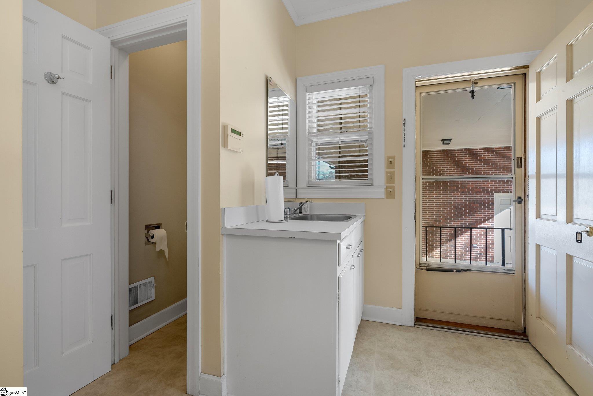 307 South Broad Street Clinton, SC 29325 - Photo 17 of 34