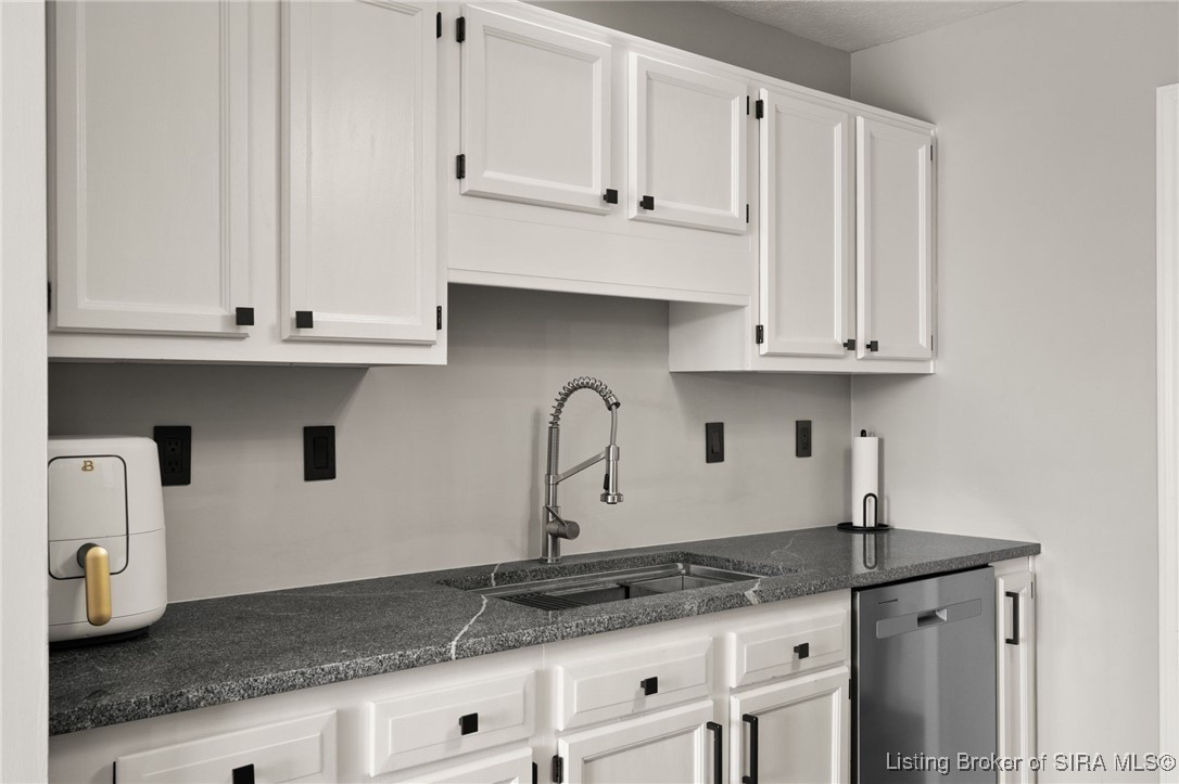 1304 High Meadow Road Jeffersonville, IN 47130 - Photo 15 of 35