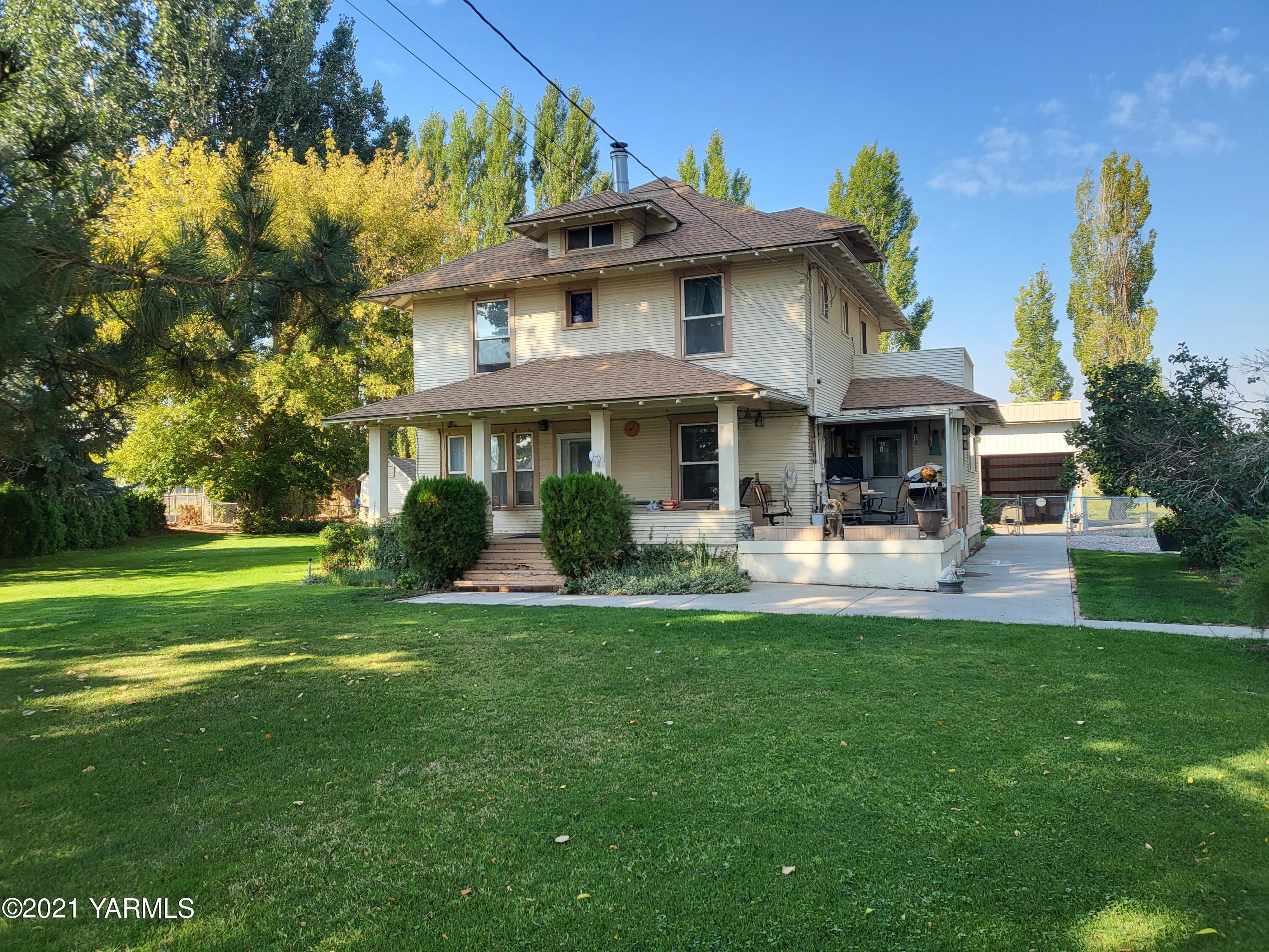 1600 Walters Road Moxee, WA 98936 - Photo 1 of 18 a front view of a house with a yard table and chairs