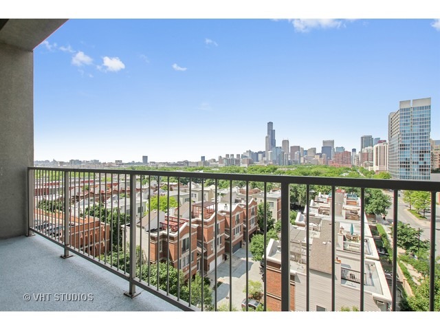 1530 South State Street, Unit 612 Chicago, IL 60605 - Photo 18 of 25 a view of city from a balcony