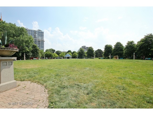 1530 South State Street, Unit 612 Chicago, IL 60605 - Photo 22 of 25 a view of a garden with a building