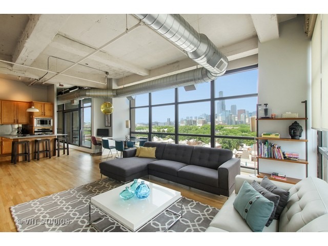 1530 South State Street, Unit 612 Chicago, IL 60605 - Photo 4 of 25 a living room with furniture and a large window