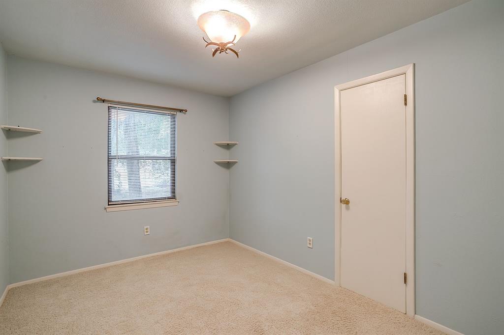856 Broadway Avenue Euless, TX 76040 - Photo 23 of 35 an empty room with a window