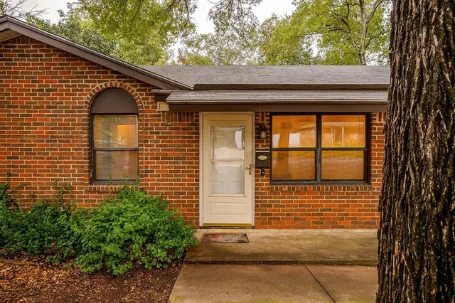 $269,000 | 856 Broadway Avenue, Euless, TX 76040