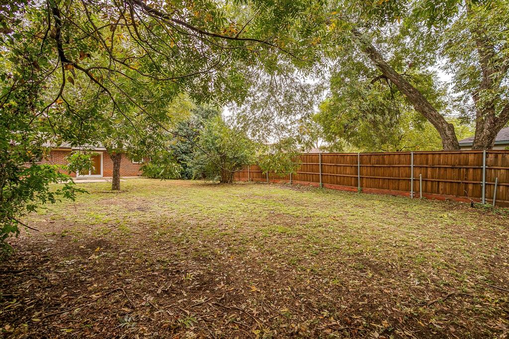856 Broadway Avenue Euless, TX 76040 - Photo 32 of 35 a view of outdoor space and yard