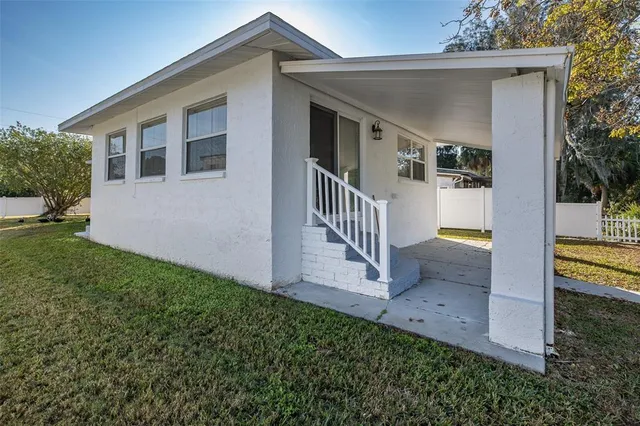 a picture of a wall with a white wall