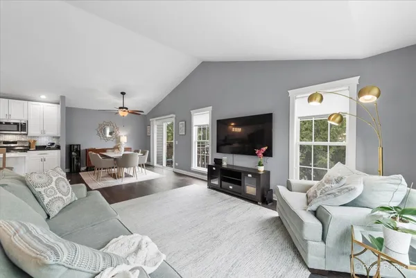 $325,000 | 1101 Stillwater Road, Unit 1101, Elgin, IL 60120
