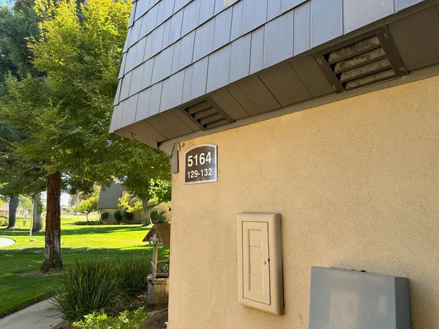 a view of a back yard