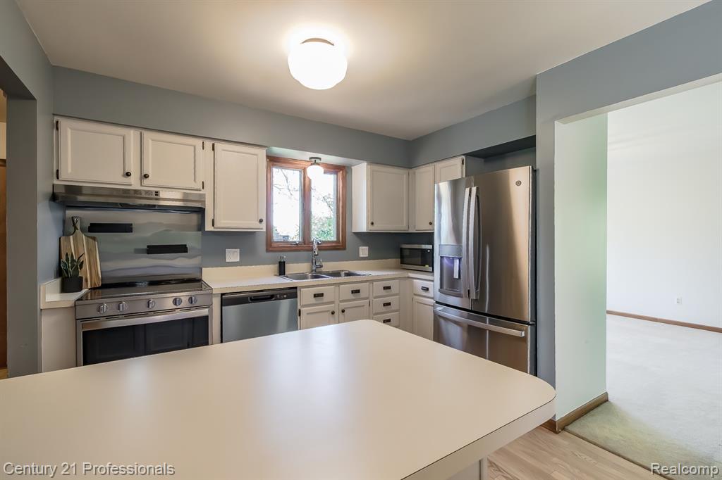 943 North Hacker Road Howell, MI 48843 - Photo 5 of 46