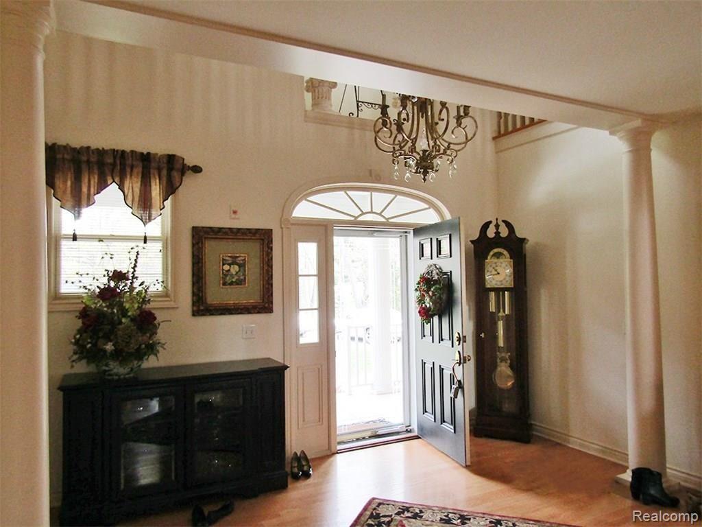451 Whims Lane Rochester, MI 48306 - Photo 4 of 43 WhimsFOYER, 451.jpg