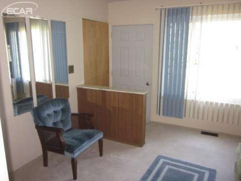 5305 North Linden Road Flint, MI 48504 - Photo 7 of 33 20423879-6.JPG