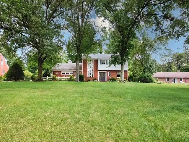a view of a house with backyard