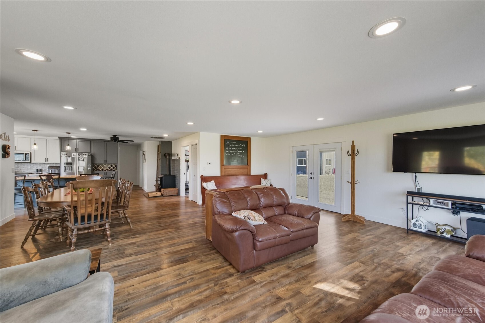 4955 South Pass Road Sumas, WA 98295 - Photo 12 of 40 a living room with furniture wooden floor and a flat screen tv
