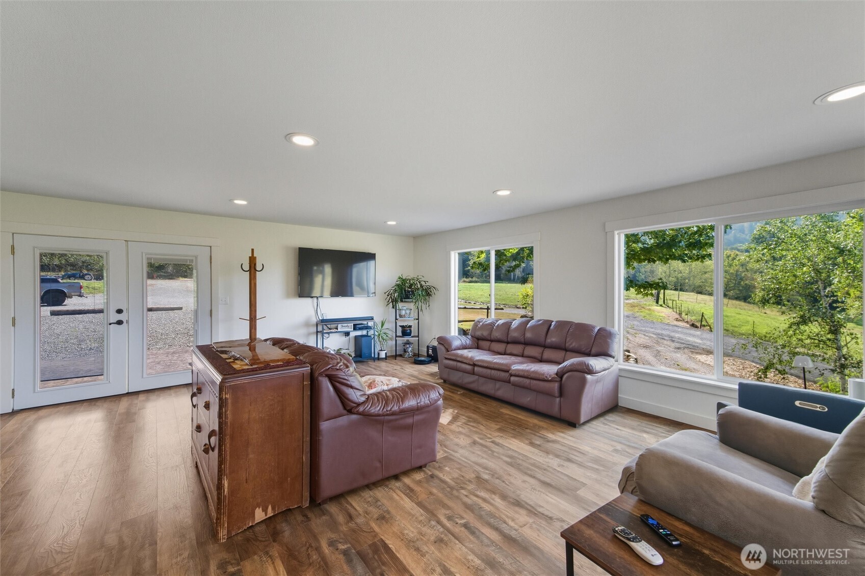 4955 South Pass Road Sumas, WA 98295 - Photo 13 of 40 a living room with furniture and a flat screen tv