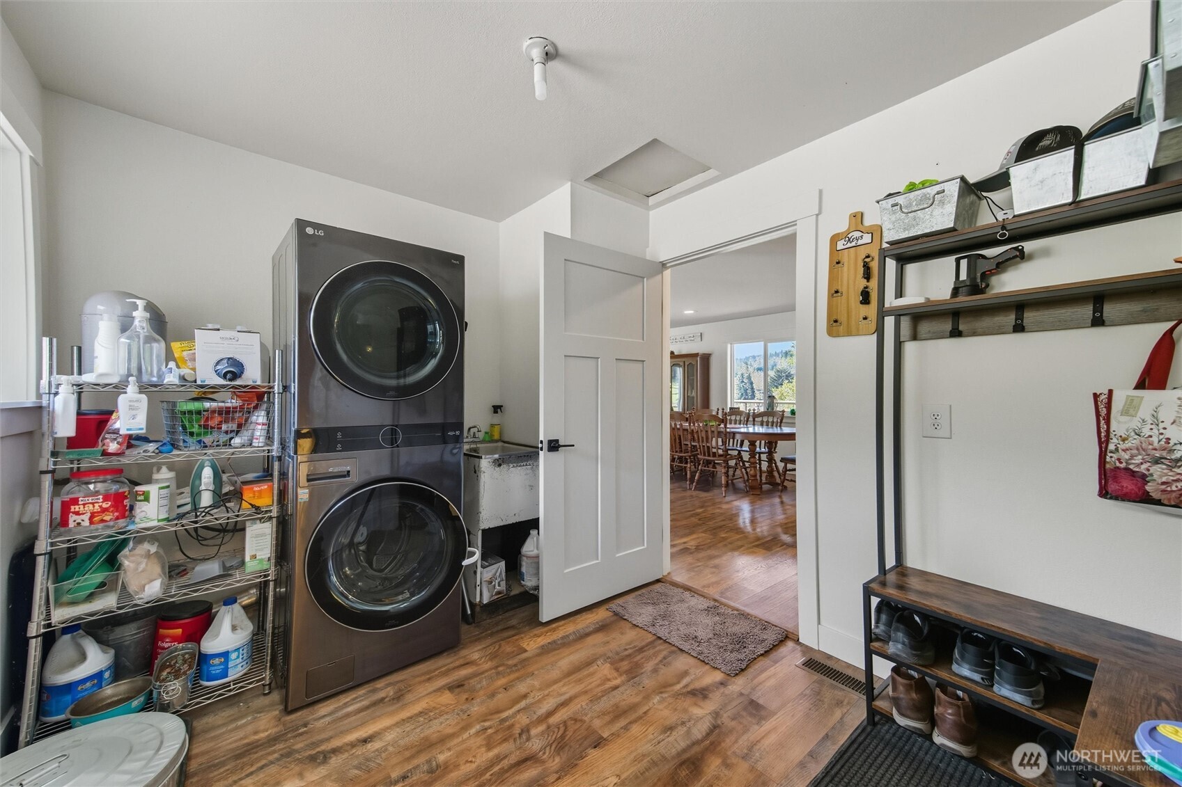 4955 South Pass Road Sumas, WA 98295 - Photo 15 of 40 a view of living room with washer and dryer