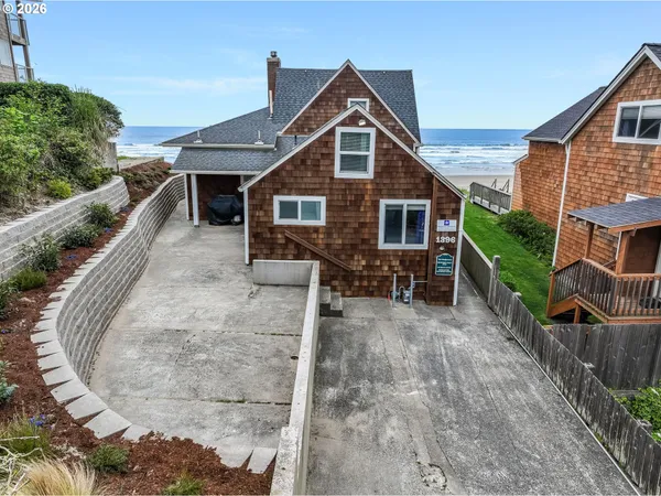a view of a house with backyard
