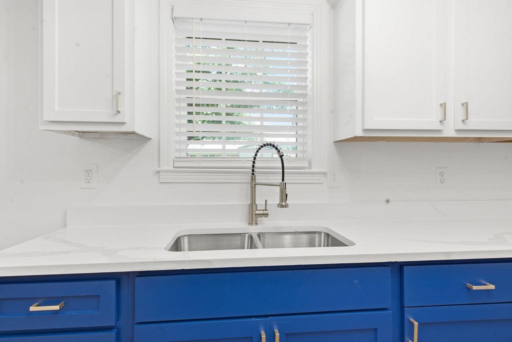 1304 Winfield Road Memphis, TN 38116 - Photo 8 of 19 Dual-basin stainless steel sink with a gooseneck faucet