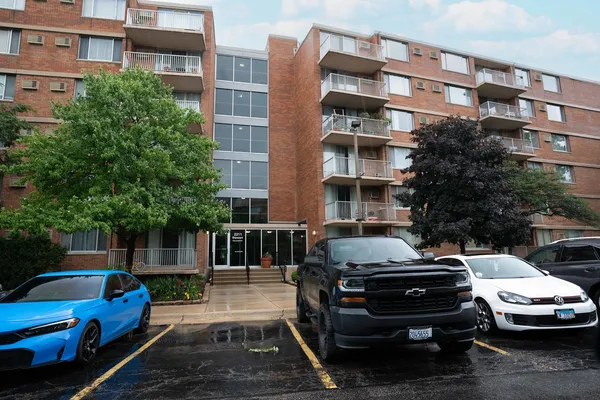 $2,450 | 2211 South Stewart Avenue, Unit 1A, Lombard, IL 60148