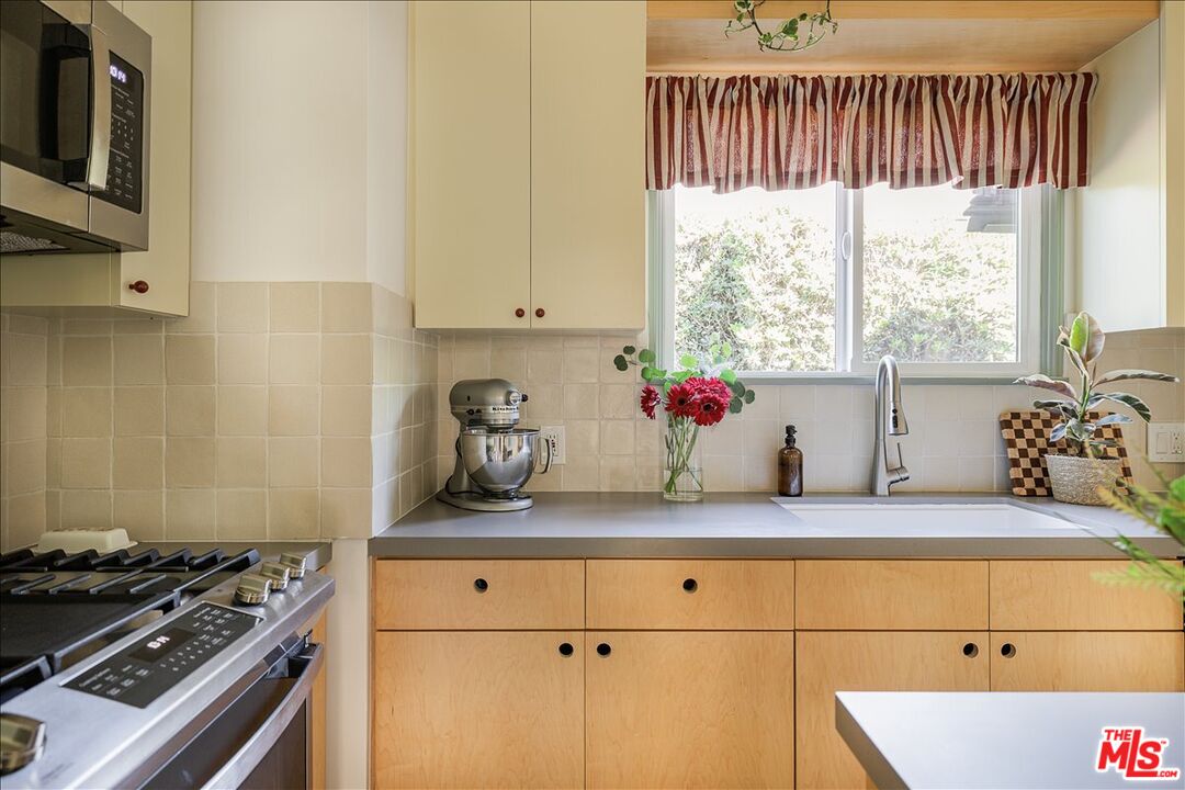 3510 Ferncroft Road Los Angeles, CA 90039 - Photo 11 of 32
