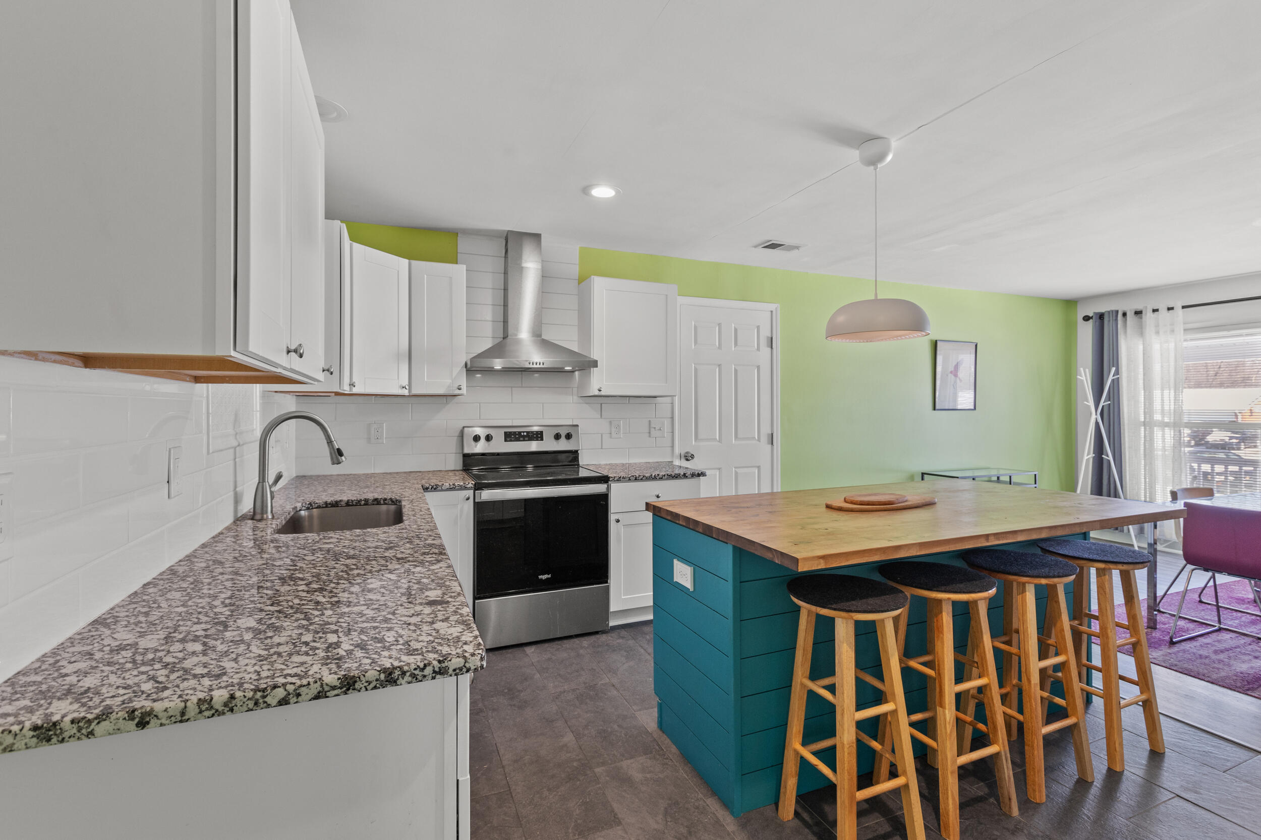 granite counters & stainless appliances