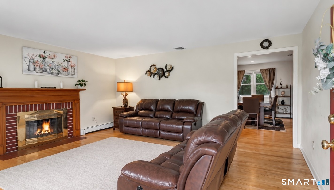 240 Blackhouse Road Trumbull, CT 06611 - Photo 5 of 40