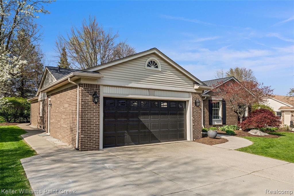 332 Lake Forest Road Rochester Hills, MI 48309 - Photo 2 of 48