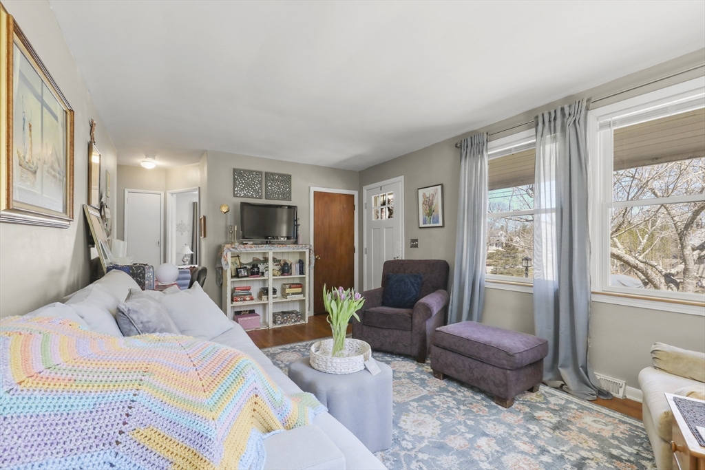 47 Cliff Road Bourne, MA 02532 - Photo 4 of 31