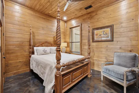 a view of a house with backyard and trees