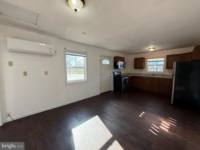 $945 | 201 North Irving Avenue, Unit B, Colonial Beach, VA 22443