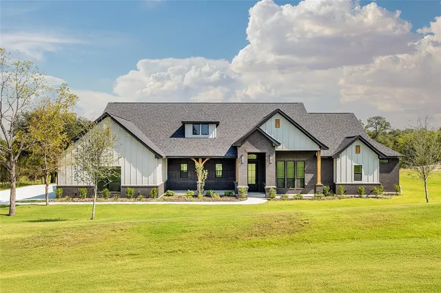 $744,900 | 125 Oak Mdw Lane, Weatherford, TX 76085