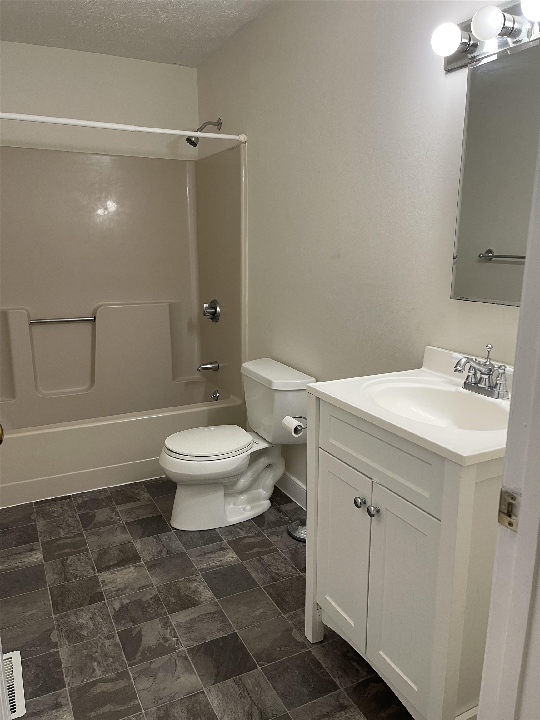 18 Cadogan Way Nashua, NH 03062 - Photo 24 of 31