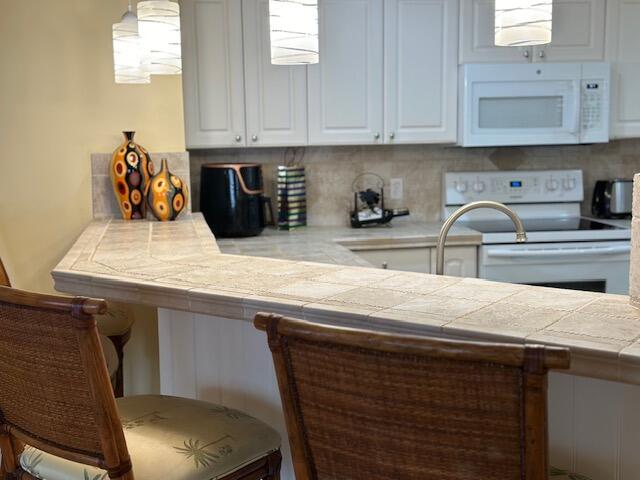 3765 Riverside Way Delray Beach, FL 33445 - Photo 11 of 41 kitchen