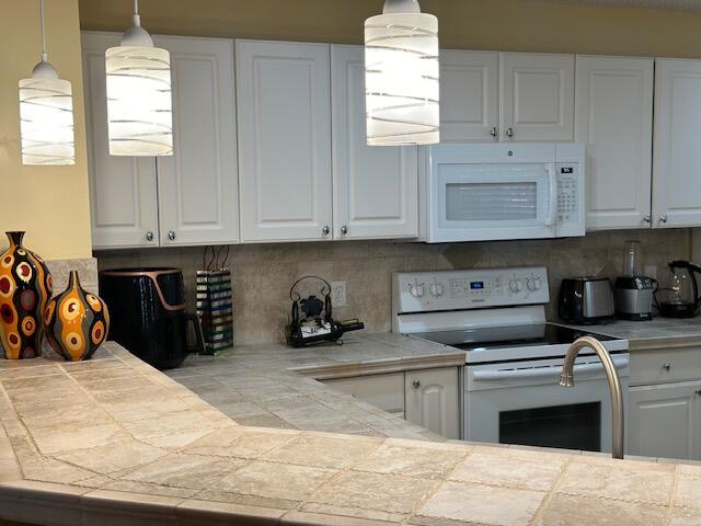 3765 Riverside Way Delray Beach, FL 33445 - Photo 2 of 41 kitchen