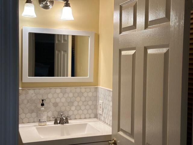 3765 Riverside Way Delray Beach, FL 33445 - Photo 23 of 41 bathroom