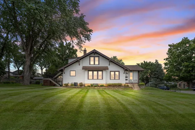 $460,000 | 921 17th Avenue North, South St. Paul, MN 55075