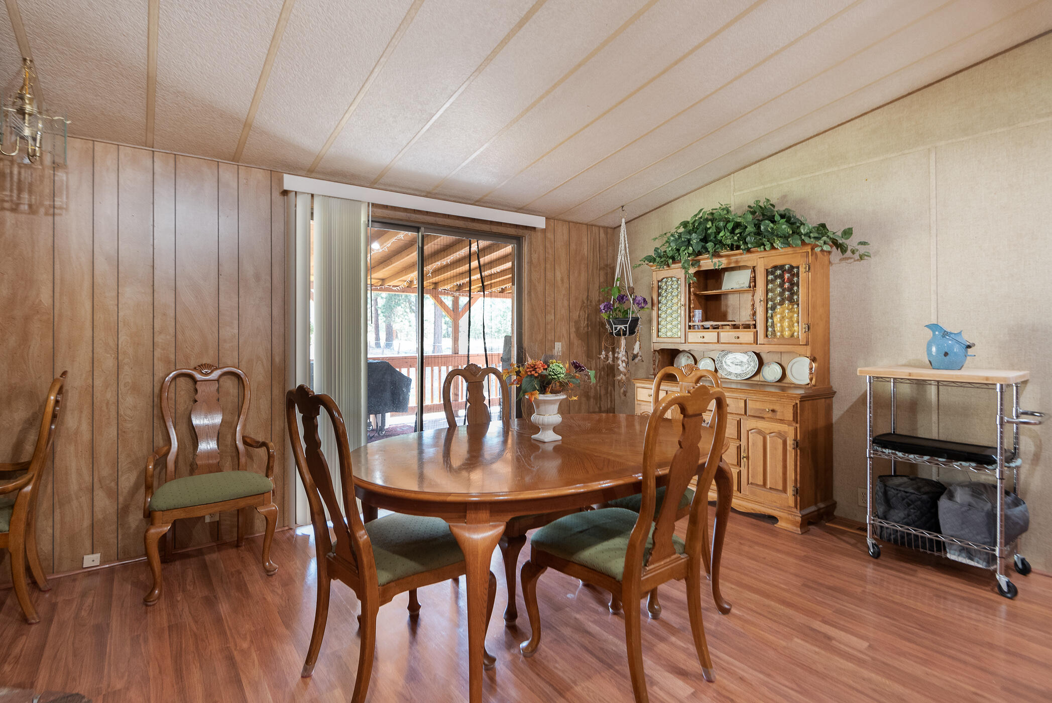 19245 Apache Road Bend, OR 97702 - Photo 10 of 33 dining room towards back deck