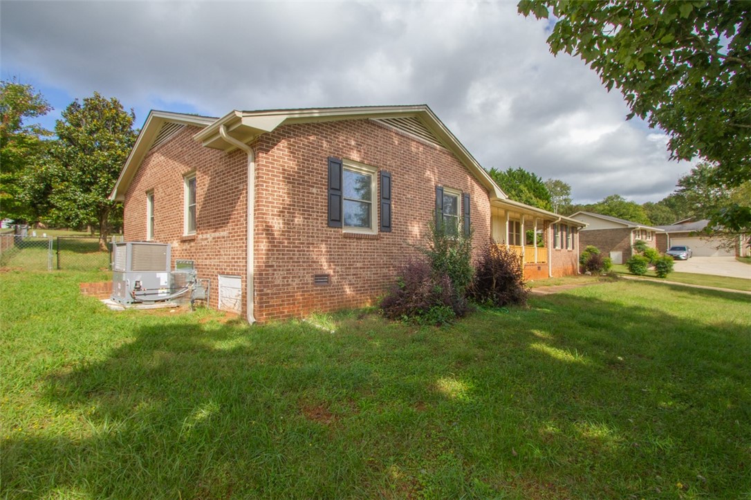 204 Harborough Road Anderson, SC 29625 - Photo 3 of 17