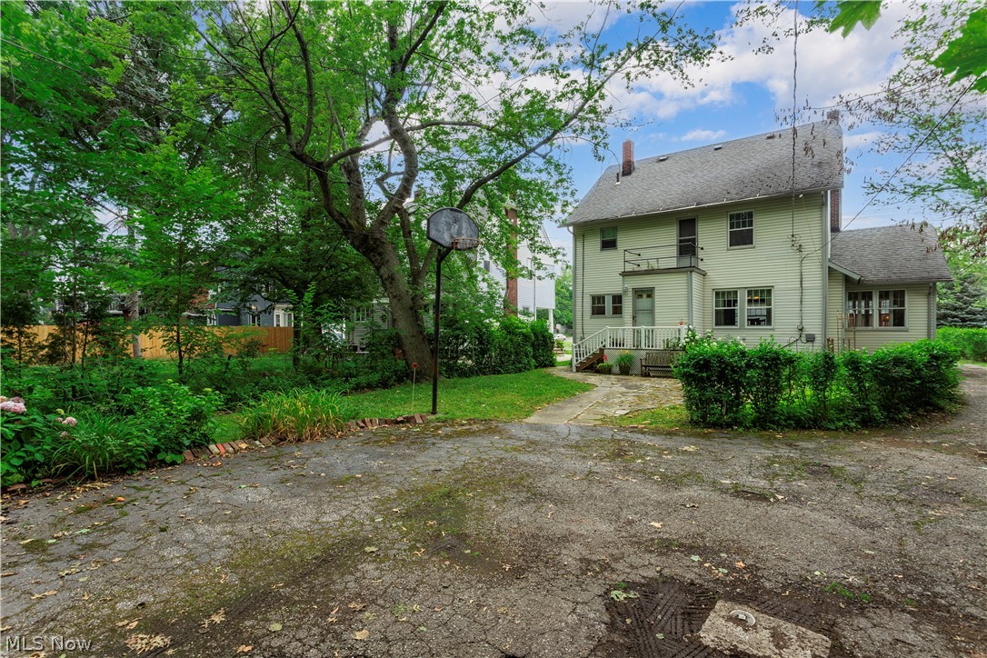 2512 Lee Road Cleveland, OH 44118 - Photo 3 of 35