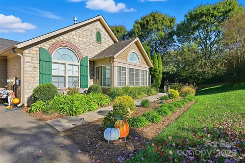 $399,000 | 817 Wynnshire Drive, Unit B, Hickory, NC 28601