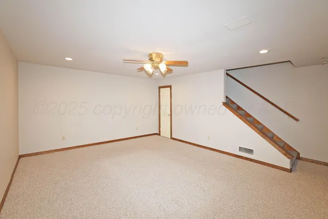 a view of a back yard