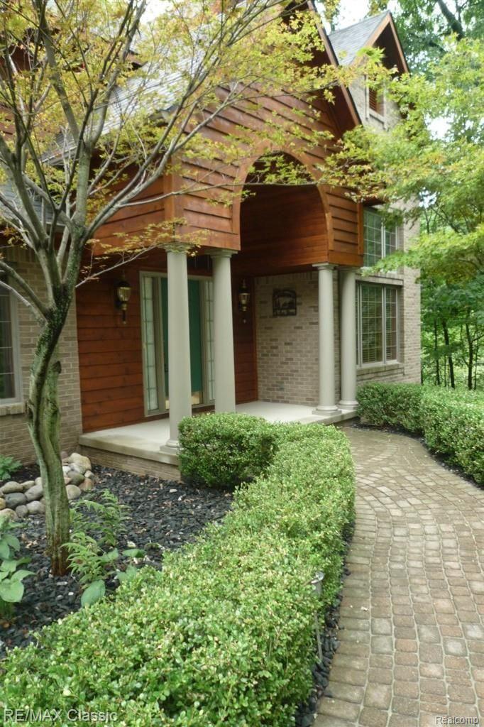 9418 Quail Ridge Run Brighton, MI 48114 - Photo 2 of 20 Please Come In!