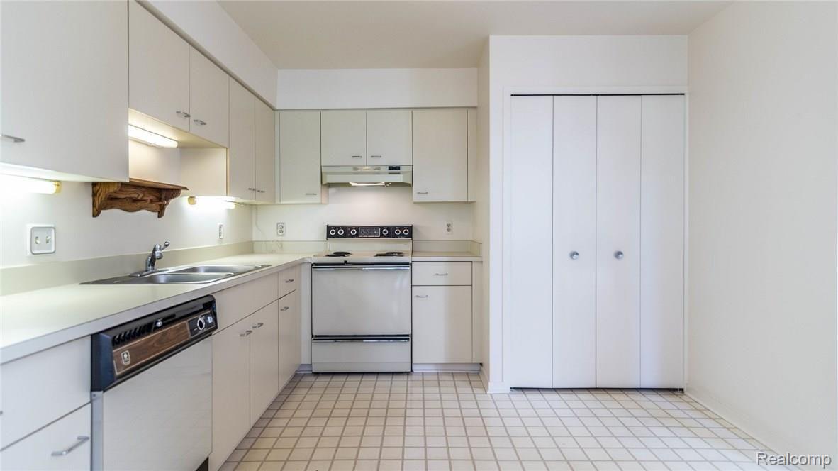 620 Ashley Circle East, Unit 81 Rochester, MI 48307 - Photo 12 of 45 Large kitchen. Laundry hook-up available in pantry area.