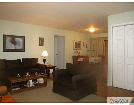 160 Kendall Road Kendall Park, NJ 08824 - Photo 3 of 16 Gallery Image 3