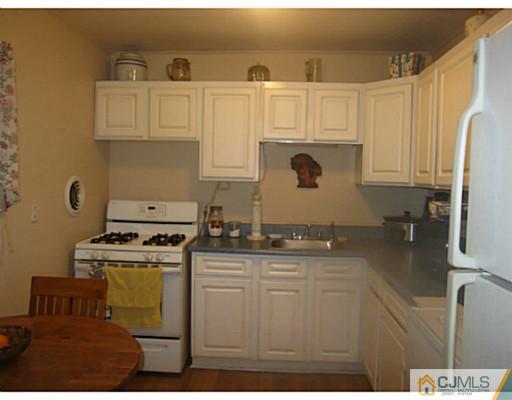 160 Kendall Road Kendall Park, NJ 08824 - Photo 8 of 16 Gallery Image 8