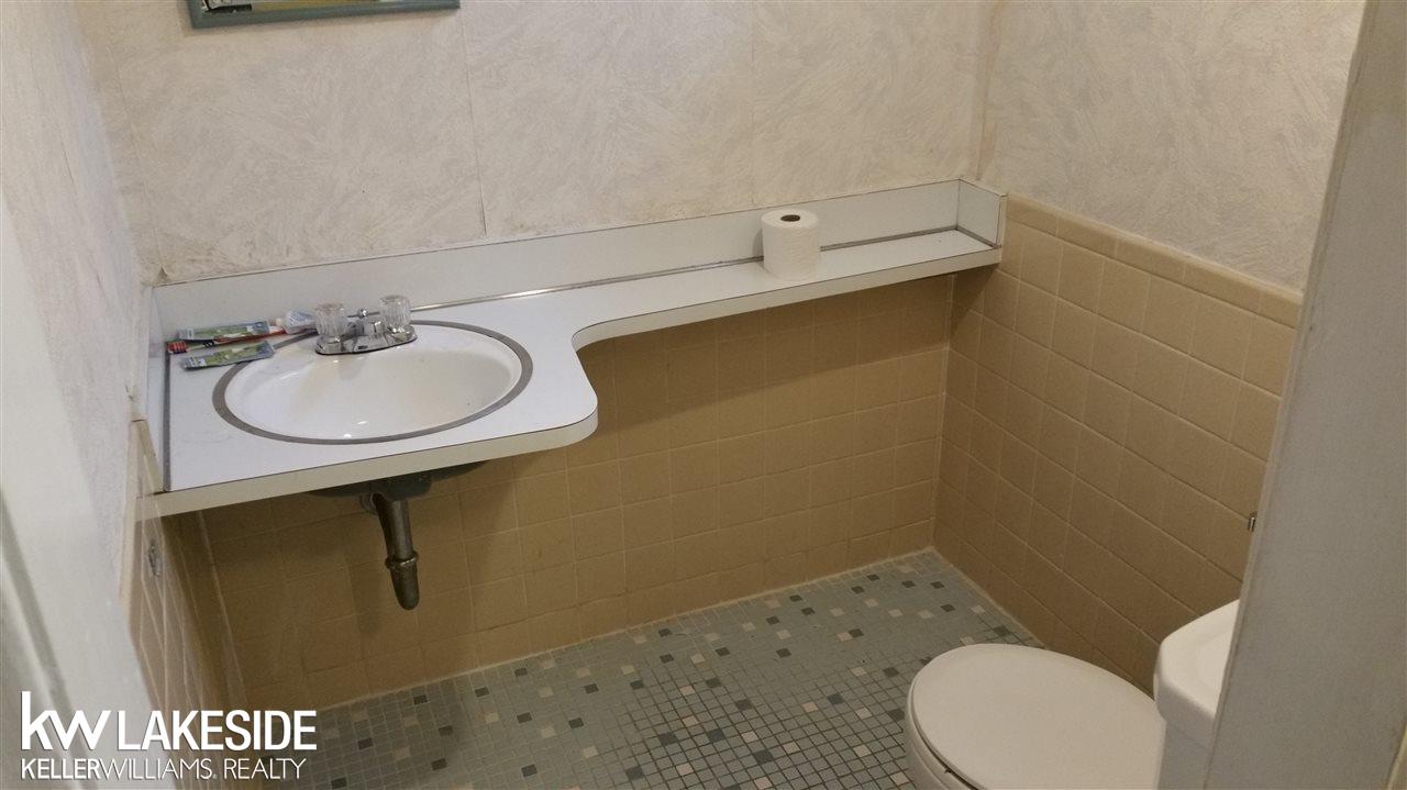 15744 Charles R Avenue Eastpointe, MI 48021 - Photo 27 of 36 31308839-26.JPG